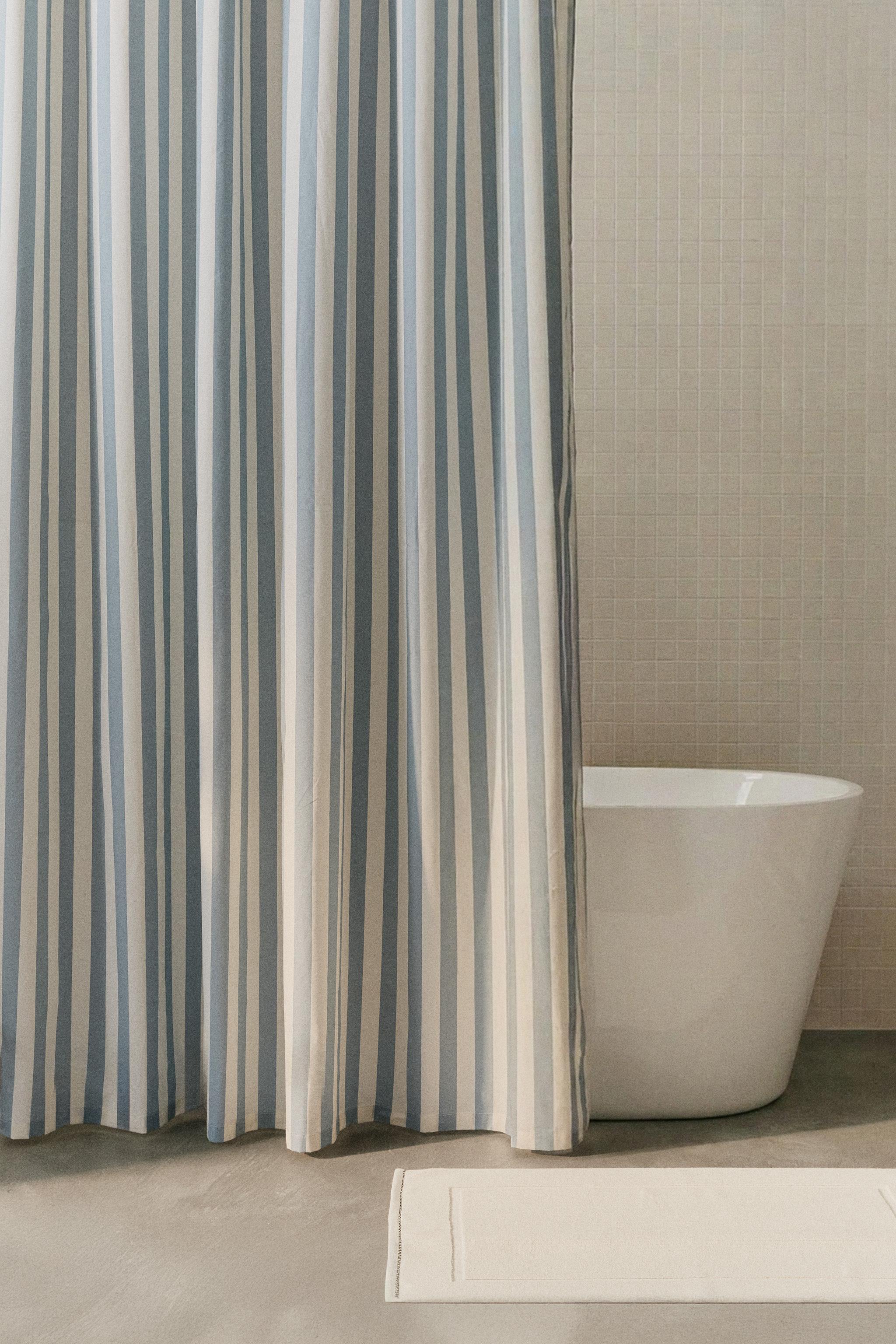 STRIPED SHOWER CURTAIN